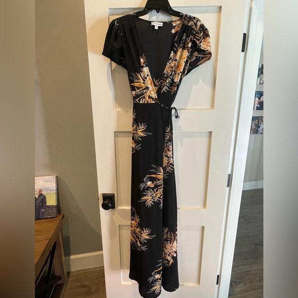 Beautiful black floral tie wrap dress - Picture 2 of 4